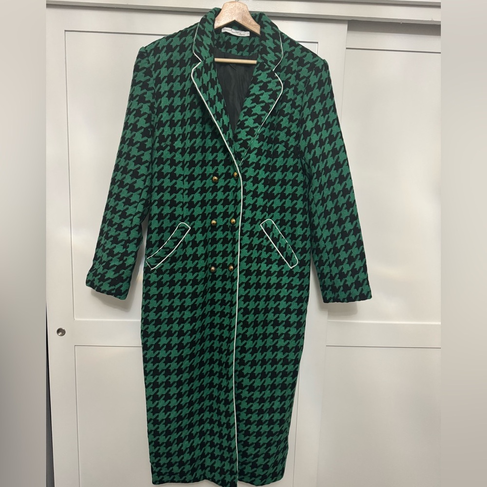 By Egreis green/black/white coat